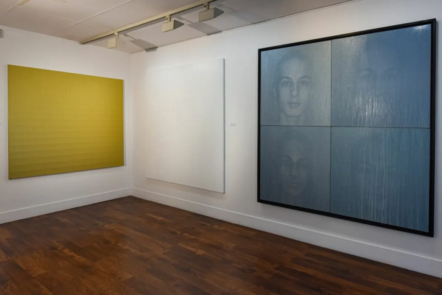 Tableaux installées dans une galerie d'art