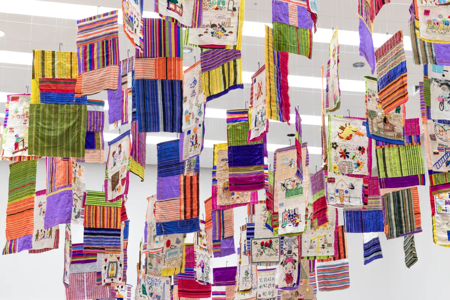 Oeuvre d'art contemporain installé au plafond