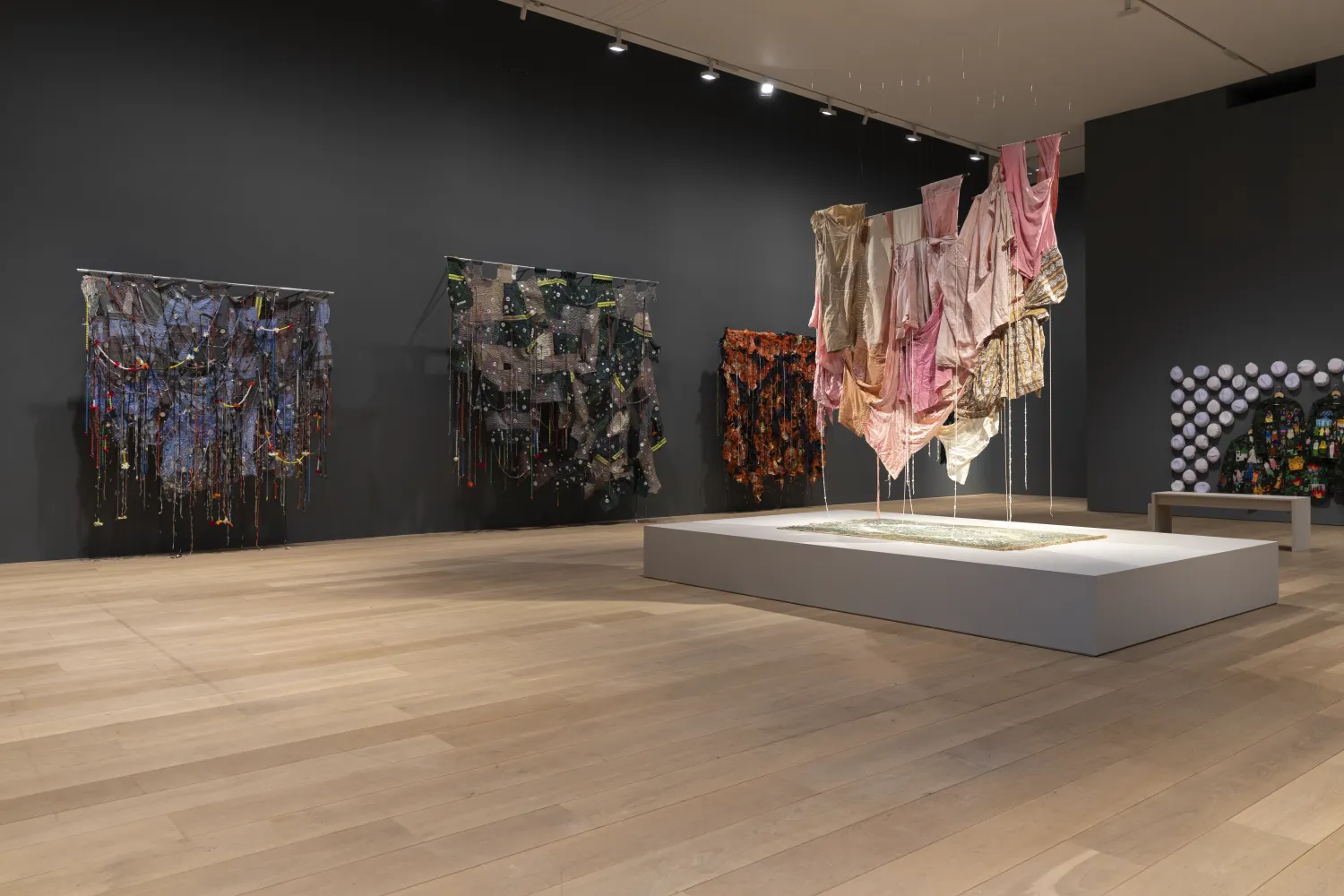 oeuvre d'art contemporain dans une galerie d'art