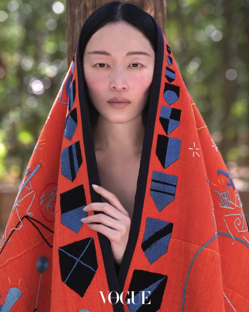 Portrait d'une femme portant un vêtement pour Vogue